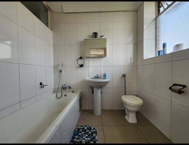 3 BEDROOM FLAT FOR SALE IN THREE RIVERS PROPER